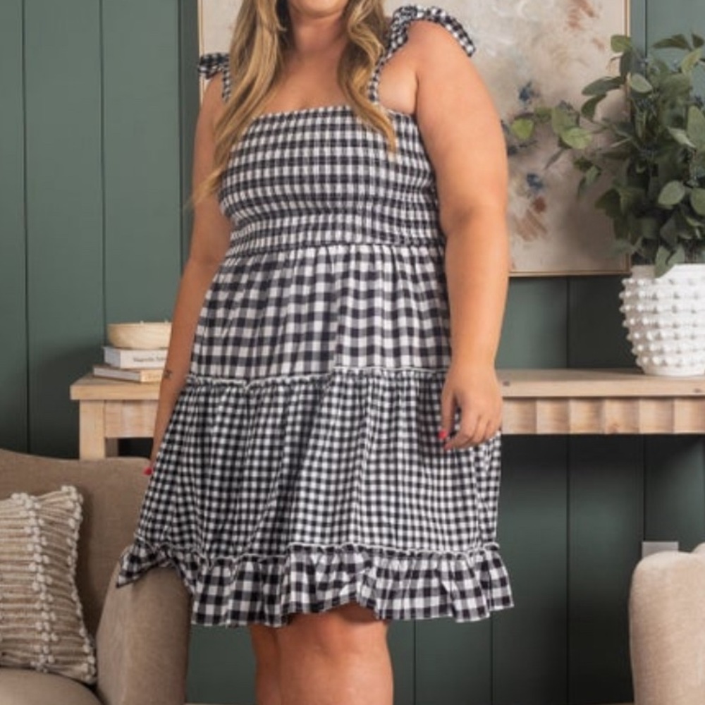 Gingham dress. Adjustable straps